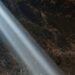 Rayon de lumière traversant l’intérieur sombre d’une caverne