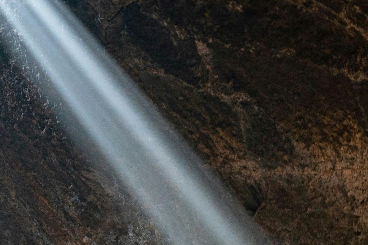 Rayon de lumière traversant l’intérieur sombre d’une caverne