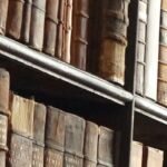 Rangées de livres anciens dans une bibliothèque