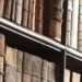 Rangées de livres anciens dans une bibliothèque