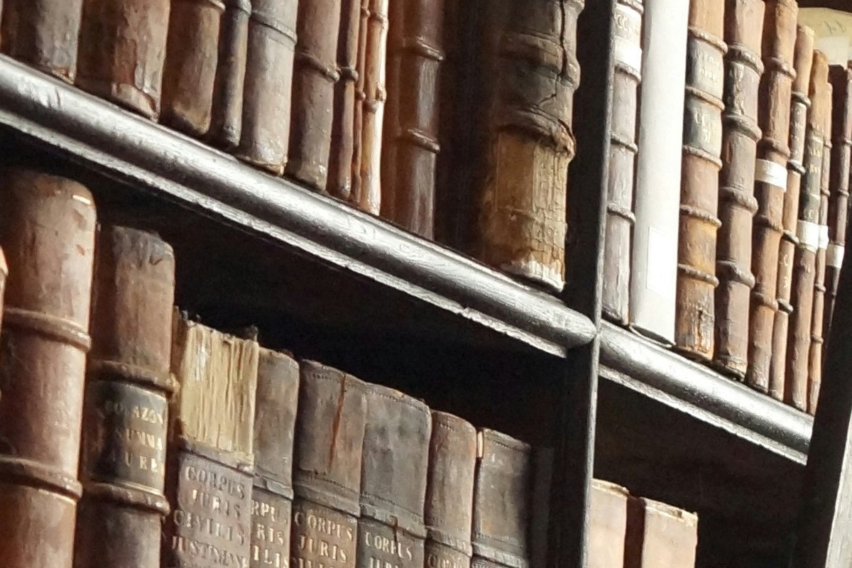 Rangées de livres anciens dans une bibliothèque