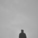 Silhouette solitaire sur une colline enveloppée de brouillard